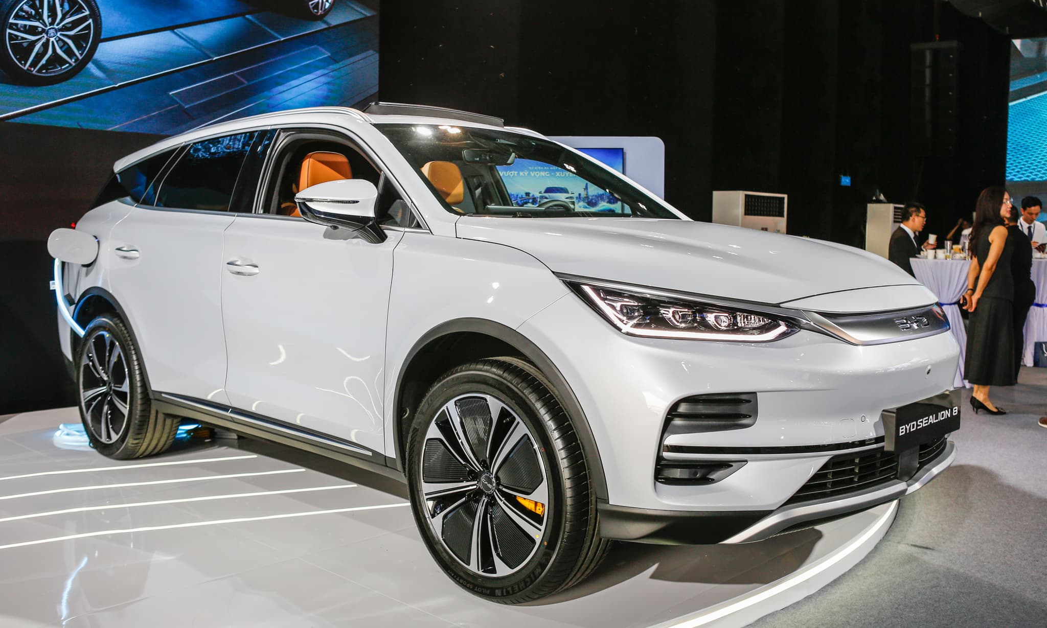 BYD Sealion 8
