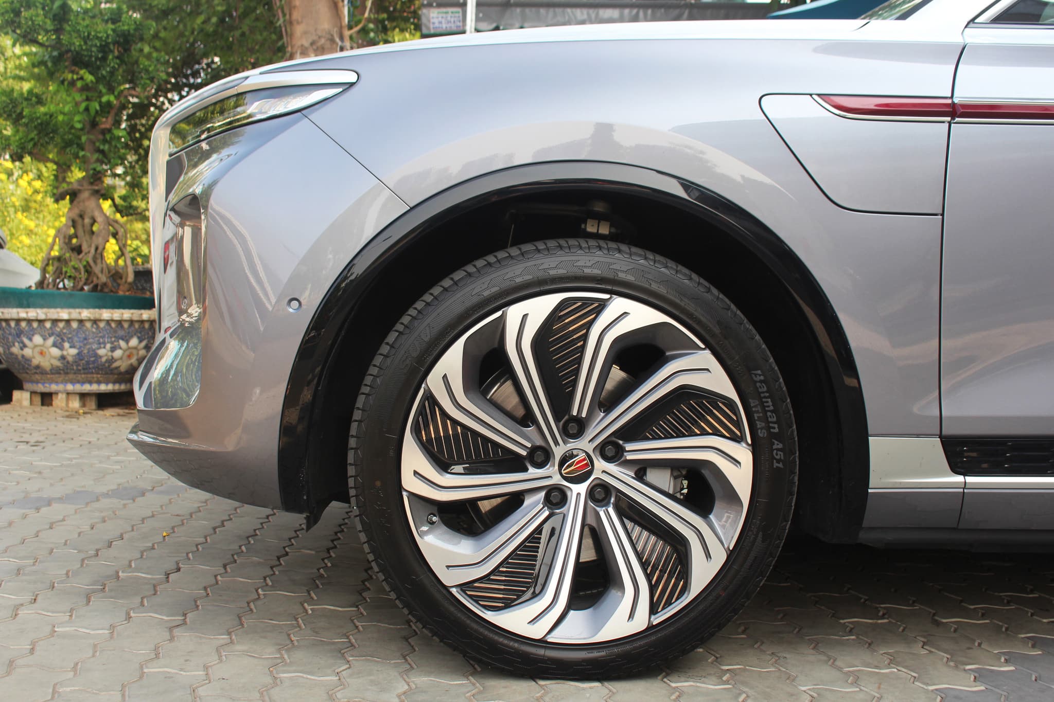 Hongqi E-HS9